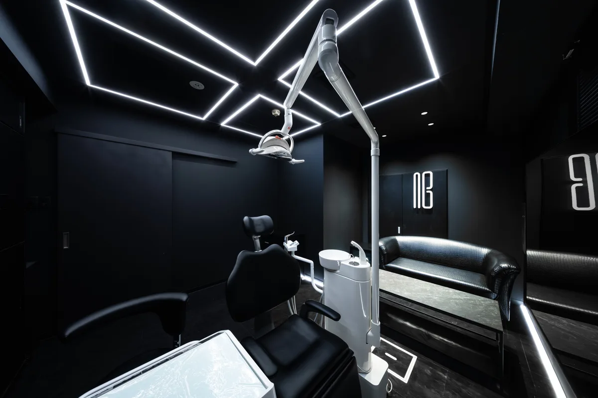 診療室 デンタルチェアとソファ