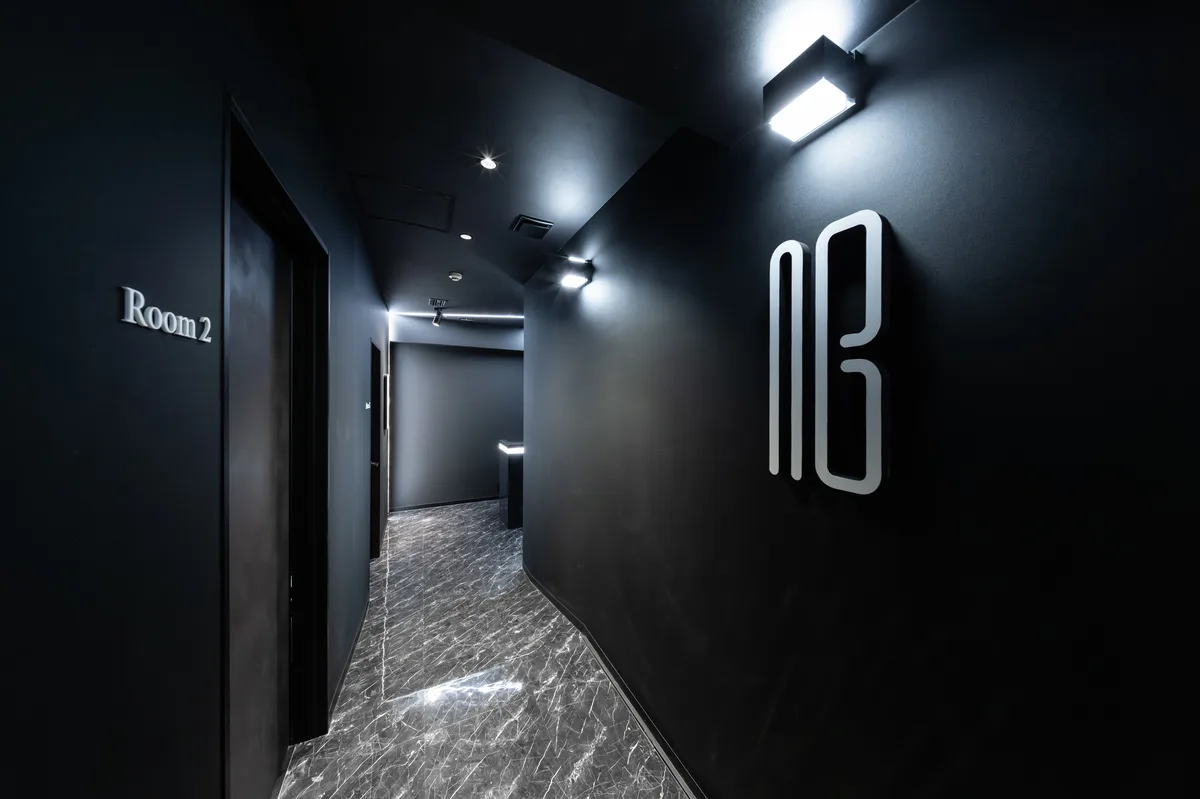 廊下 NBロゴと大理石の床