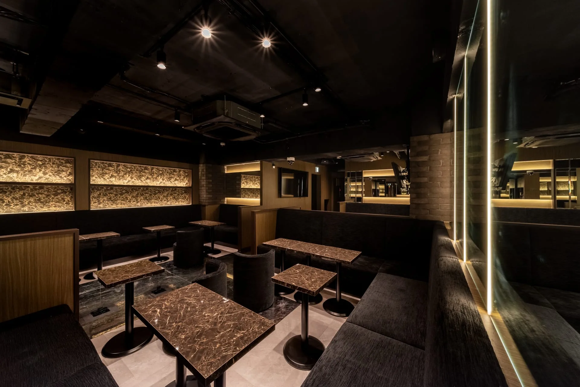 バー＆ラウンジ 鏡面バーカウンター